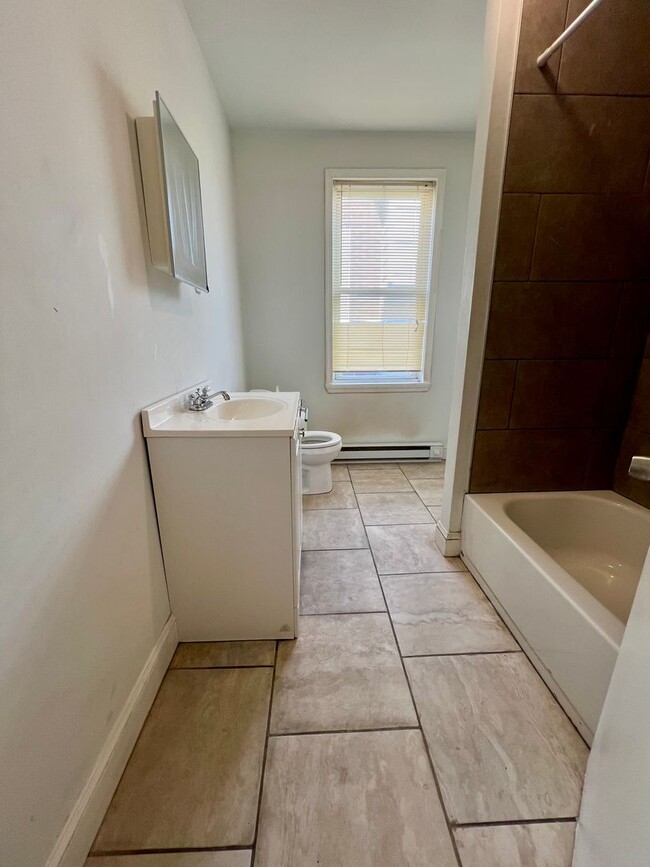 Building Photo - Stunning 2-Bedroom Apartment in Frankford!...