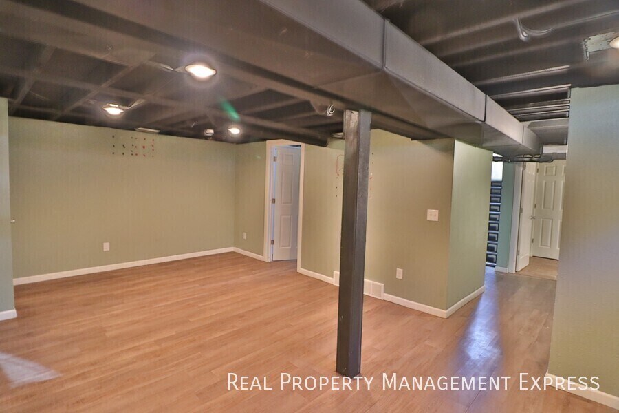 Building Photo - Beautiful 3 bedroom 2 bathroom home near d...