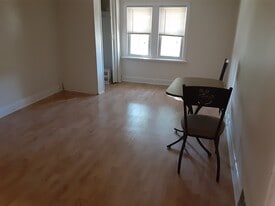 Spacious living room - 303 Armstrong Ave