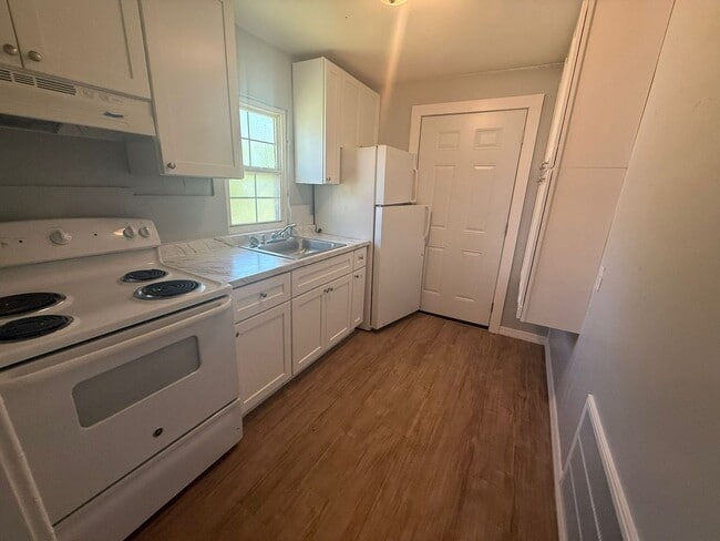 Building Photo - $300 OFF FIRST MONTHS RENT MOVE-IN SPECIAL!!