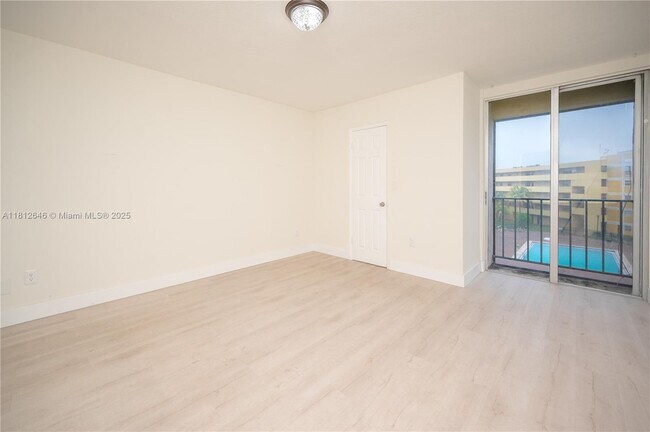 Building Photo - 9210 Fontainebleau Blvd