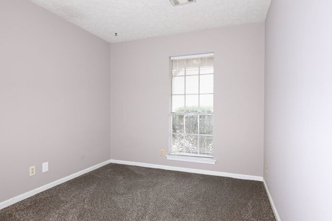 Building Photo - 4667 Ray Dr