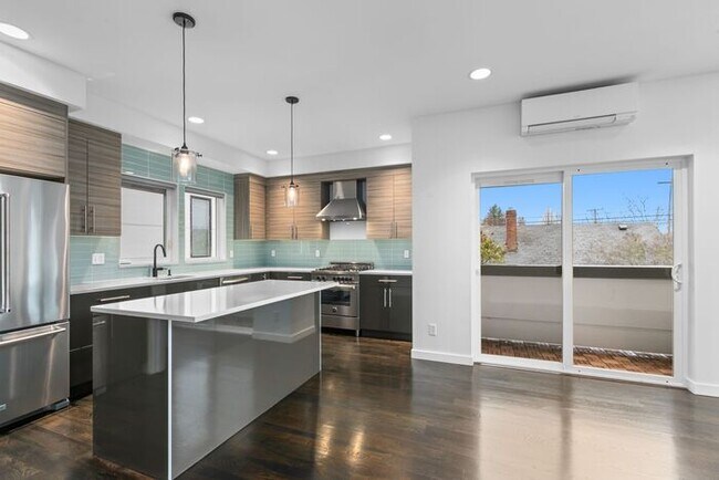 Building Photo - Stunning Modern Air-Conditioned in Coveted...