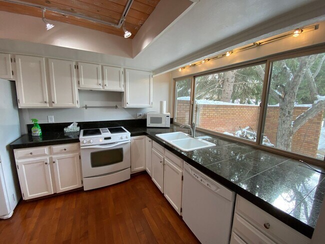 Building Photo - 4 Bed 3.5 Bath Wonderland Hill Townhouse