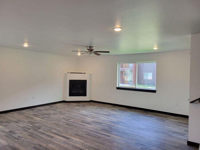 Building Photo - 703 Black Diamond St