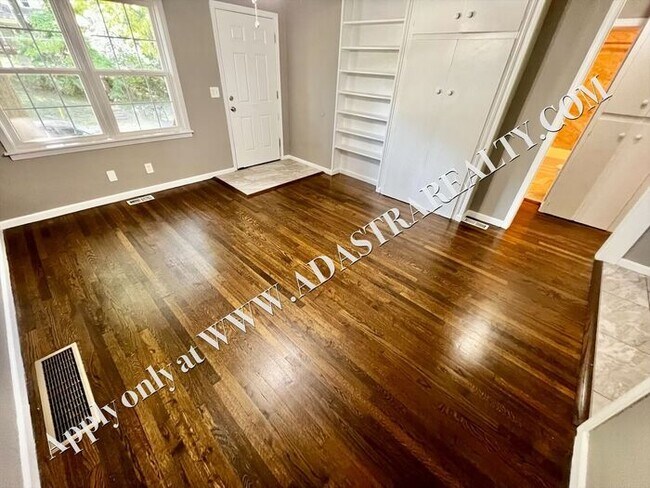 Building Photo - Cozy 2 Bed 1 Bath Duplex in Independence-Available NOW!!