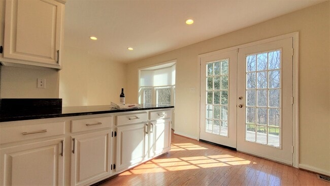 Building Photo - Fabulous 3BR/3.5BA Potomac Townhome, in In...