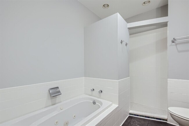 Building Photo - 1410 W Diversey Pky