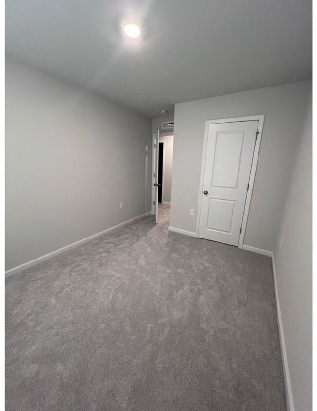 Building Photo - Three Bedroom Home