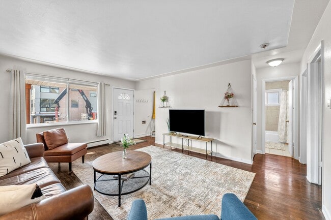 Building Photo - Gorgeous Furnished Two Bedroom in Sloans L...