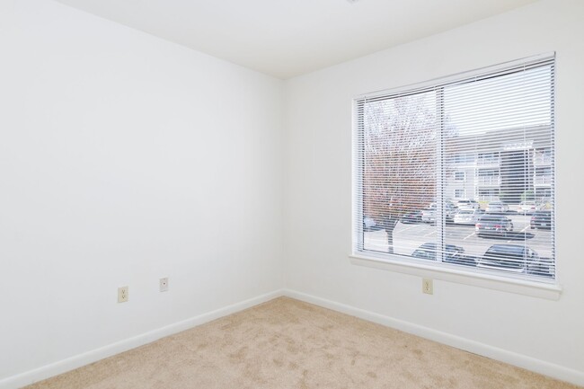 Building Photo - 4 Bedroom / 2 Bath. University Terrace. On...