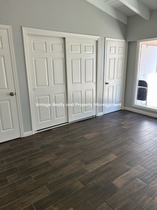 Building Photo - This Updated 2 Bedroom Duplex Is Ready to ...