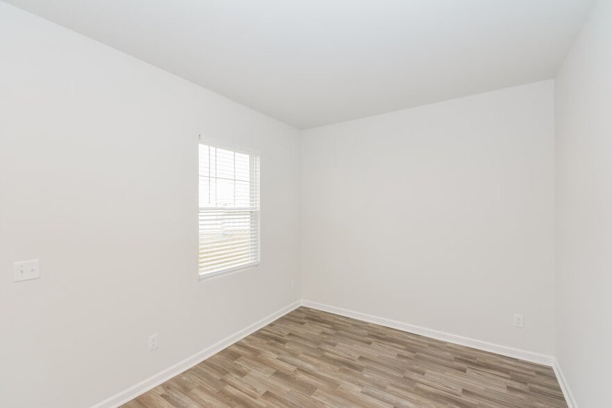 Building Photo - 622 Samuel