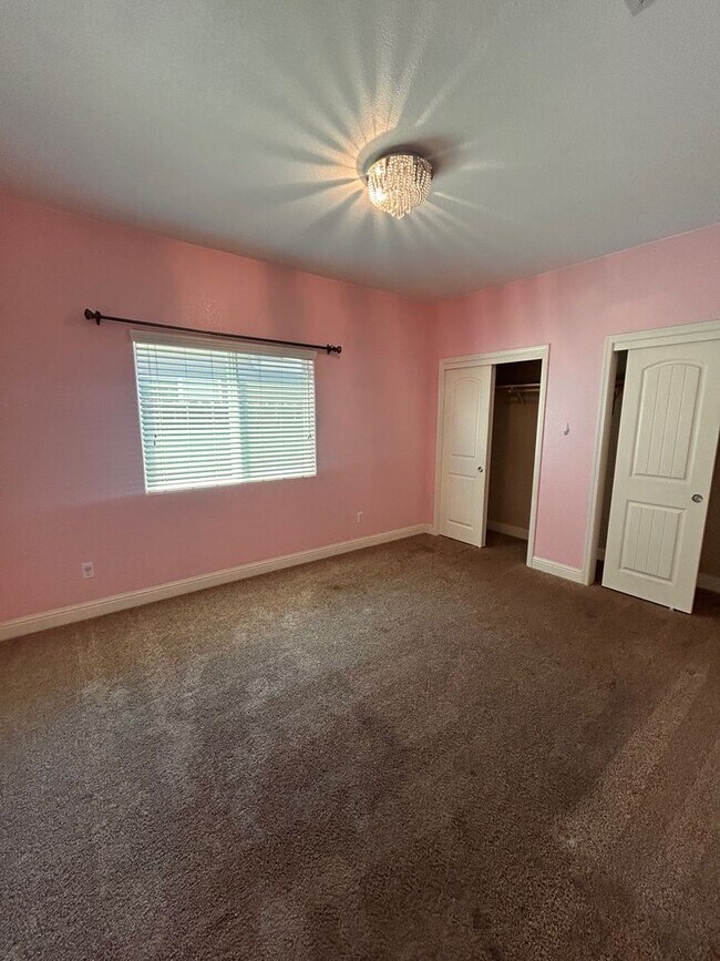 Building Photo - Beautiful home for rent in Visalia with a pool!