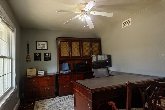 Building Photo - 1159 SW Valencia Heights Ave