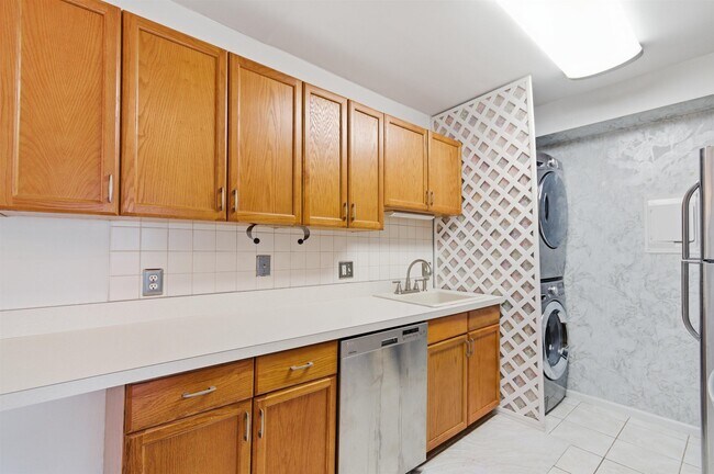 Building Photo - 1235 S Maple Rd