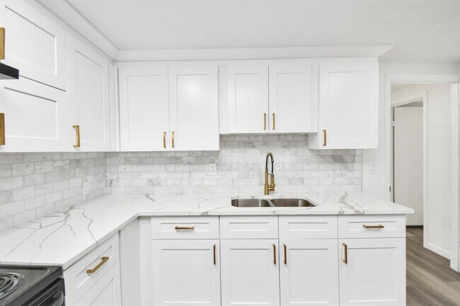 Building Photo - 1802 E Martha Ln