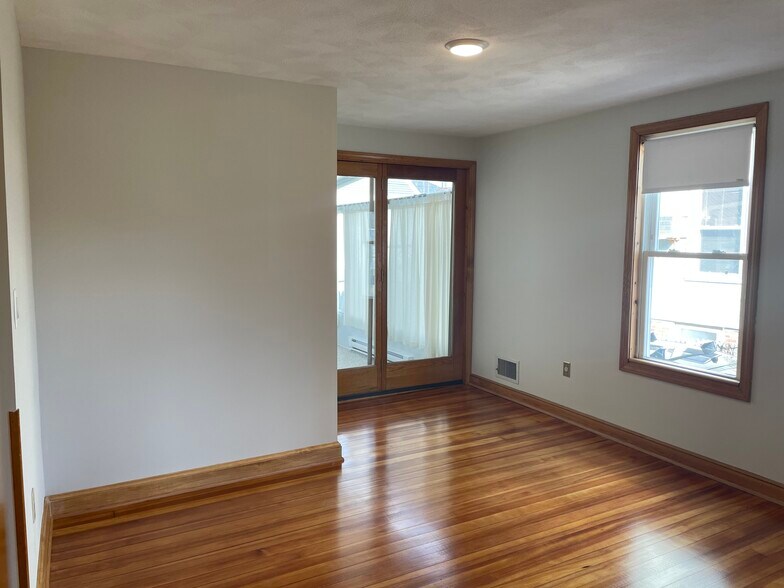 Building Photo - 27 Webster Pl