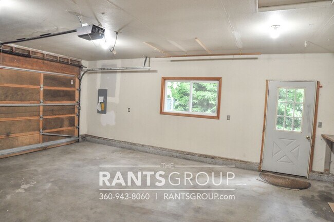 Building Photo - Beautiful Home in Tumwater on 1/2 acre!