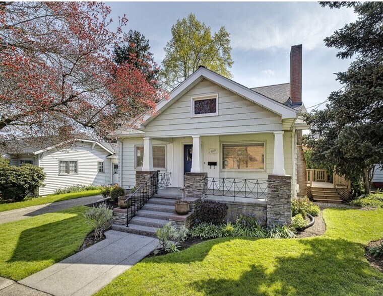 Building Photo - 1909 Cedar St