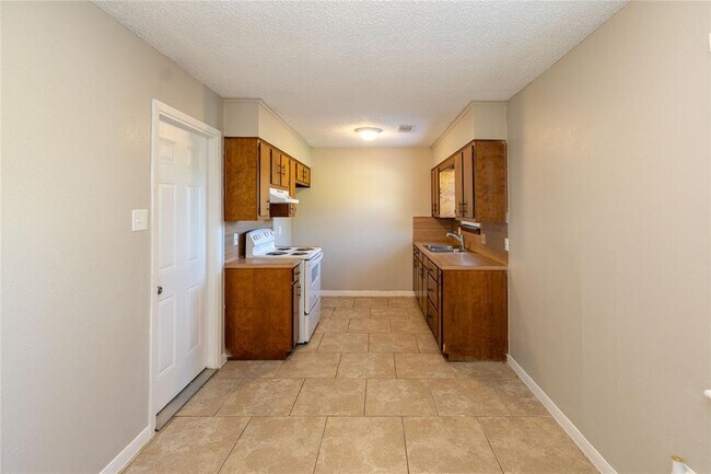 Building Photo - 4620 Glen Oaks Cir