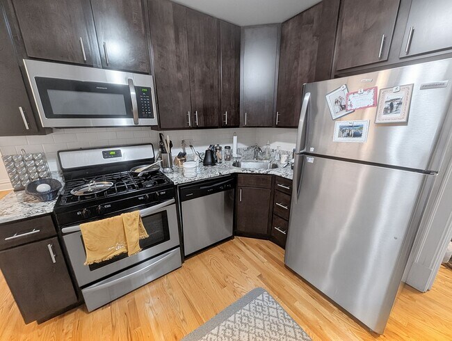 Building Photo - Large 2 BR/ 1 BA in Fantastic Wicker Park Location