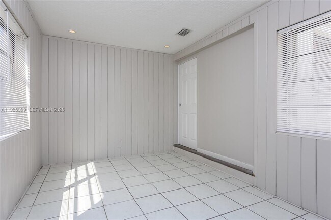 Building Photo - 1078 NE 157th St