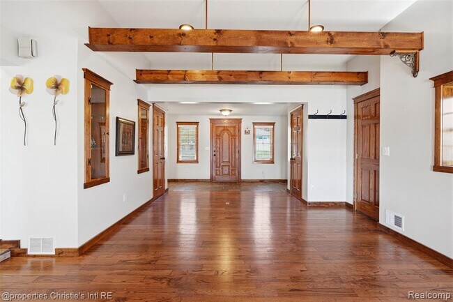 Building Photo - 2739 Lakeridge Ave