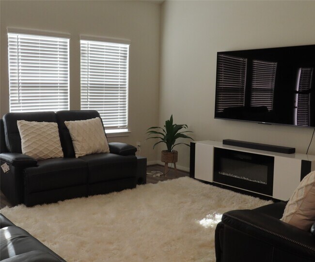 Building Photo - 10818 Sugar Pne Ln