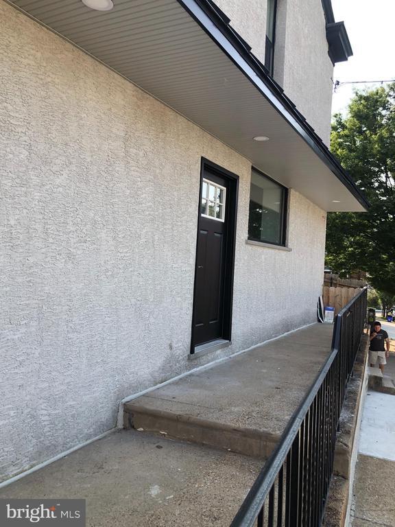 Building Photo - 441 Leverington Ave