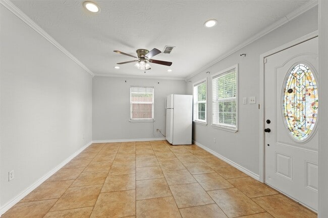 Building Photo - 519 Guyer St