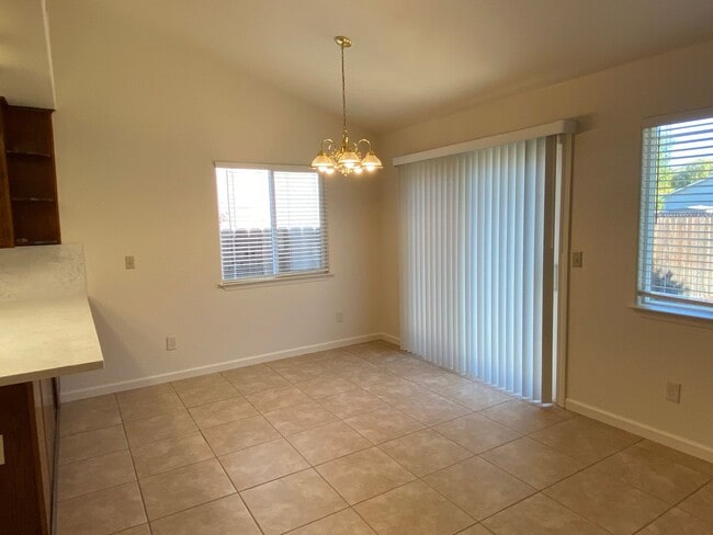 Building Photo - Vacaville 3bed/2bath home! Open floor plan...