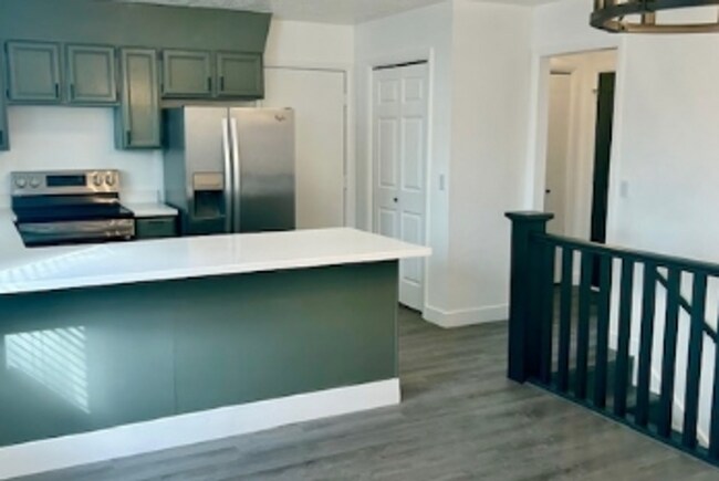 Building Photo - 5 spacious bedrooms, 2.5 bathroom house in Orem