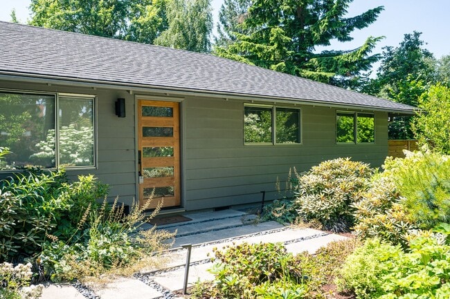 Building Photo - Charming Mid-Century Home in Lake Oswego S...