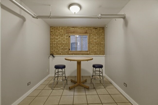 Building Photo - 6645 N Greenview Ave