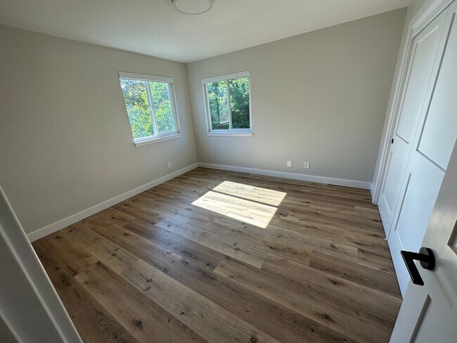 Building Photo - Updated 3 bedroom 2.5 bath with yard