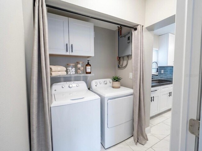 Building Photo - 2893 Webley Dr NE