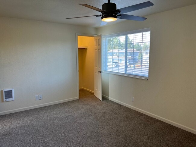 Building Photo - Updated 3 bedroom 1.5 bath duplex!