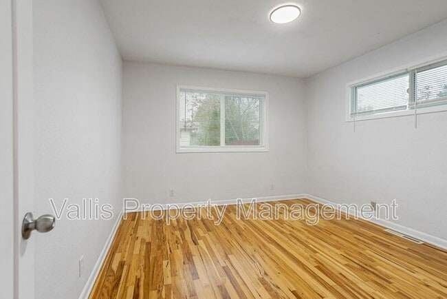 Building Photo - 389 Appleblossom Ave N