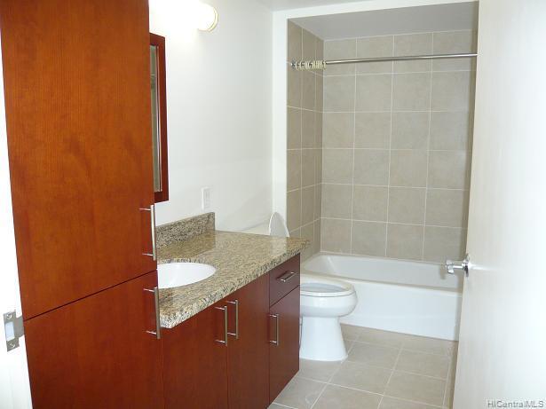 MASTER BATHROOM - 909 Kapiolani Blvd