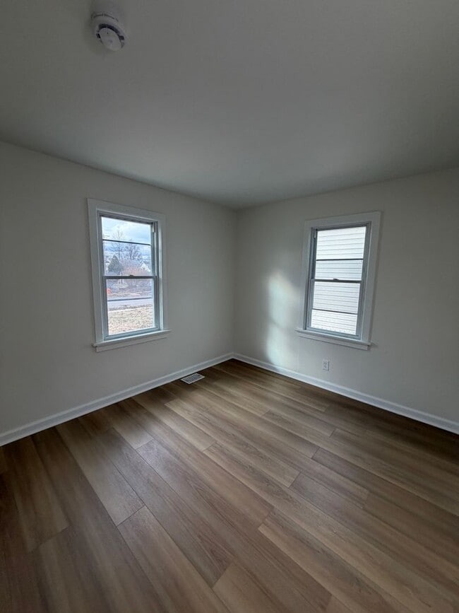 Building Photo - Modern Chic Meets Move-In Ready: Your Renovated 3-Bedroom Haven!