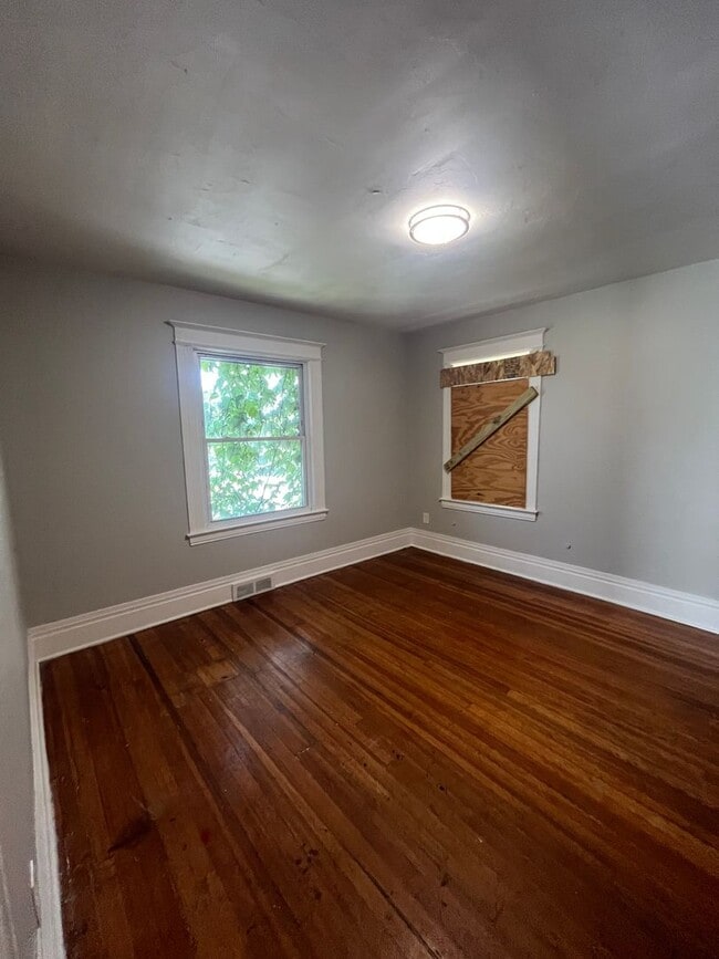 Building Photo - 537-537.5-5375 Lyell Ave