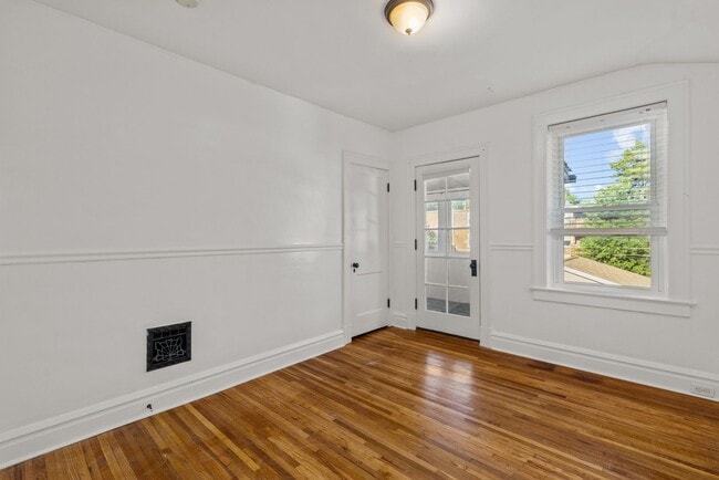 Building Photo - Gardener's Dream! 3-Bedroom, 1.5-Bath Home, Steps away from Tower Grove Park