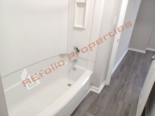 Building Photo - Carpetless 2 BD 1.5 Bath 2 Story Quadplex ...
