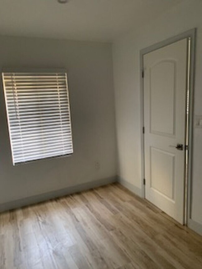 Building Photo - Newly Remodeled 2 Bedroom unit located on ...