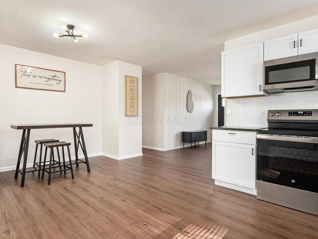 Building Photo - 1543 S Hamilton Rd