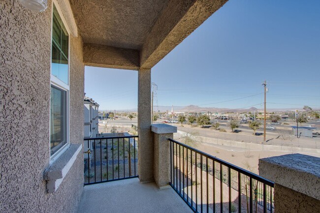 Building Photo - 2 Story Townhouse in Gated Community! Comi...