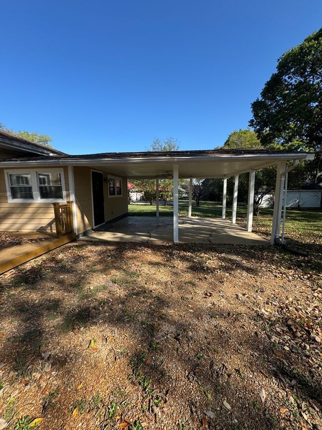 Building Photo - 3 Bed / 2 bath on 1.2 ACRES - 3 car garage...
