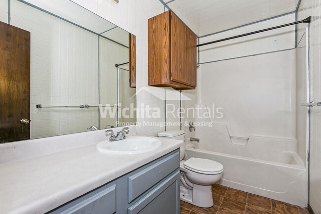 Building Photo - 3 bedroom 2 bathroom home