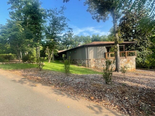 Building Photo - Serene Setting 3 BR/3 BA in LC